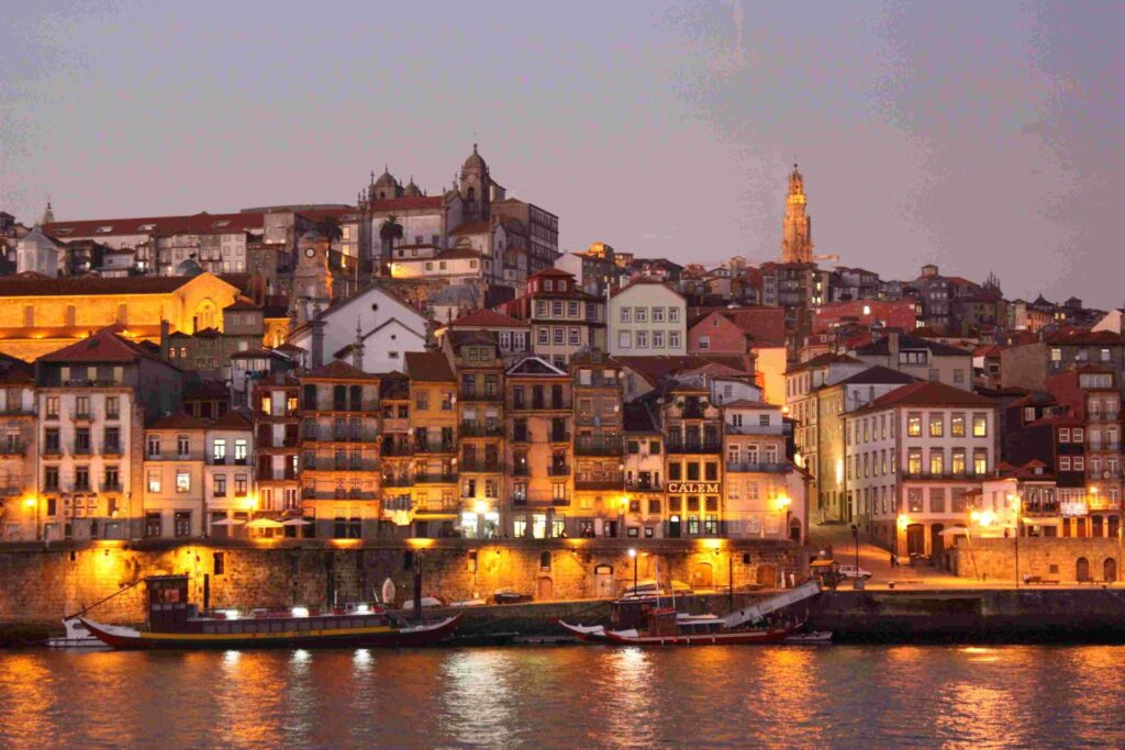 Die teilweise bereits beleuchtete Altstadt von Porto in der Dämmerung.